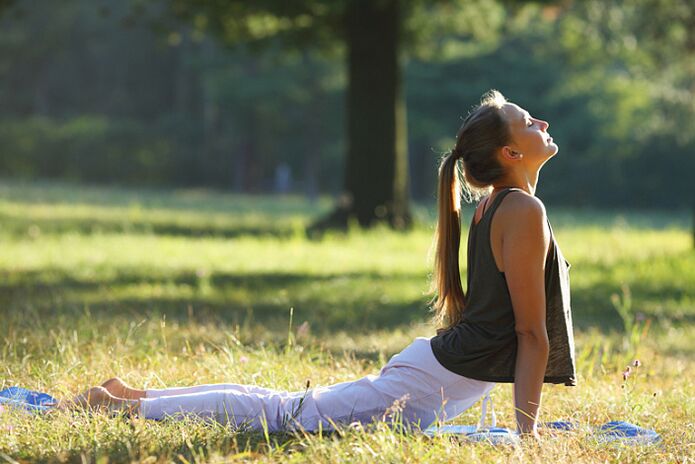 stërvitje joga në natyrë