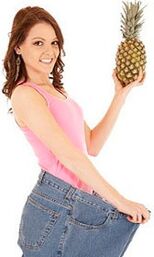 Vajzë e larruar me ananas